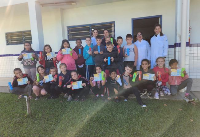 Equipe de Saúde Bucal distribui kits de higiene na escola São Roque