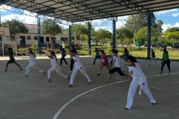 Aula coletiva de capoeira ocorre domingo na quadra coberta
