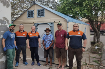 Defesa Civil monta Unidade Habitacional Rápida para acolher pacientes em frente ao Posto de Saúde