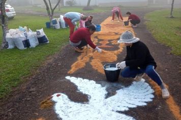 Novo Cabrais celebra Corpus Christi com confecção de tapetes