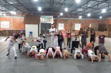 Aulas de capoeira movimentam crianças e jovens em Novo Cabrais 