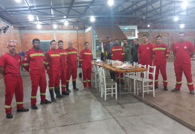 Dia do Bombeiro: corporação de Novo Cabrais atua na linha de frente das enchentes 