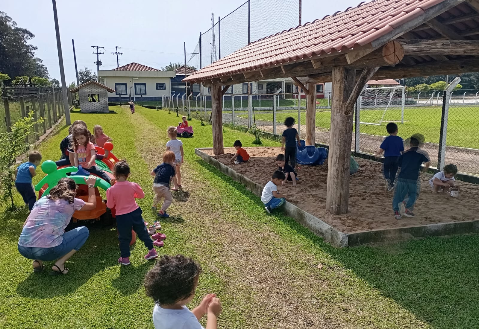 Secretaria de Educação investe na formação pedagógica e intensifica melhorias nas escolas municipais há seis meses