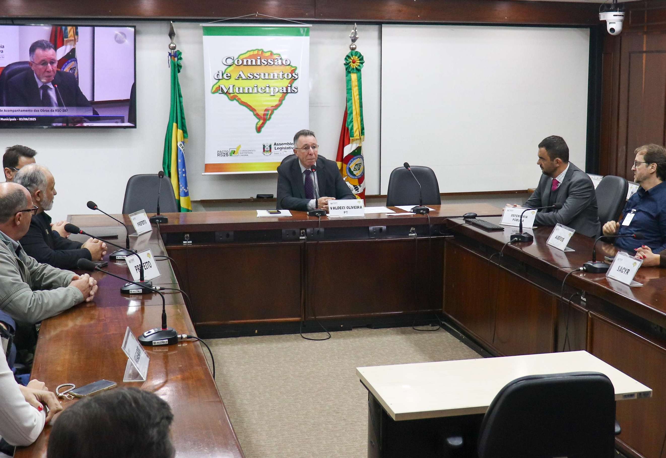 Prefeito Leodegar participa de reunião sobre duplicação da RSC-287