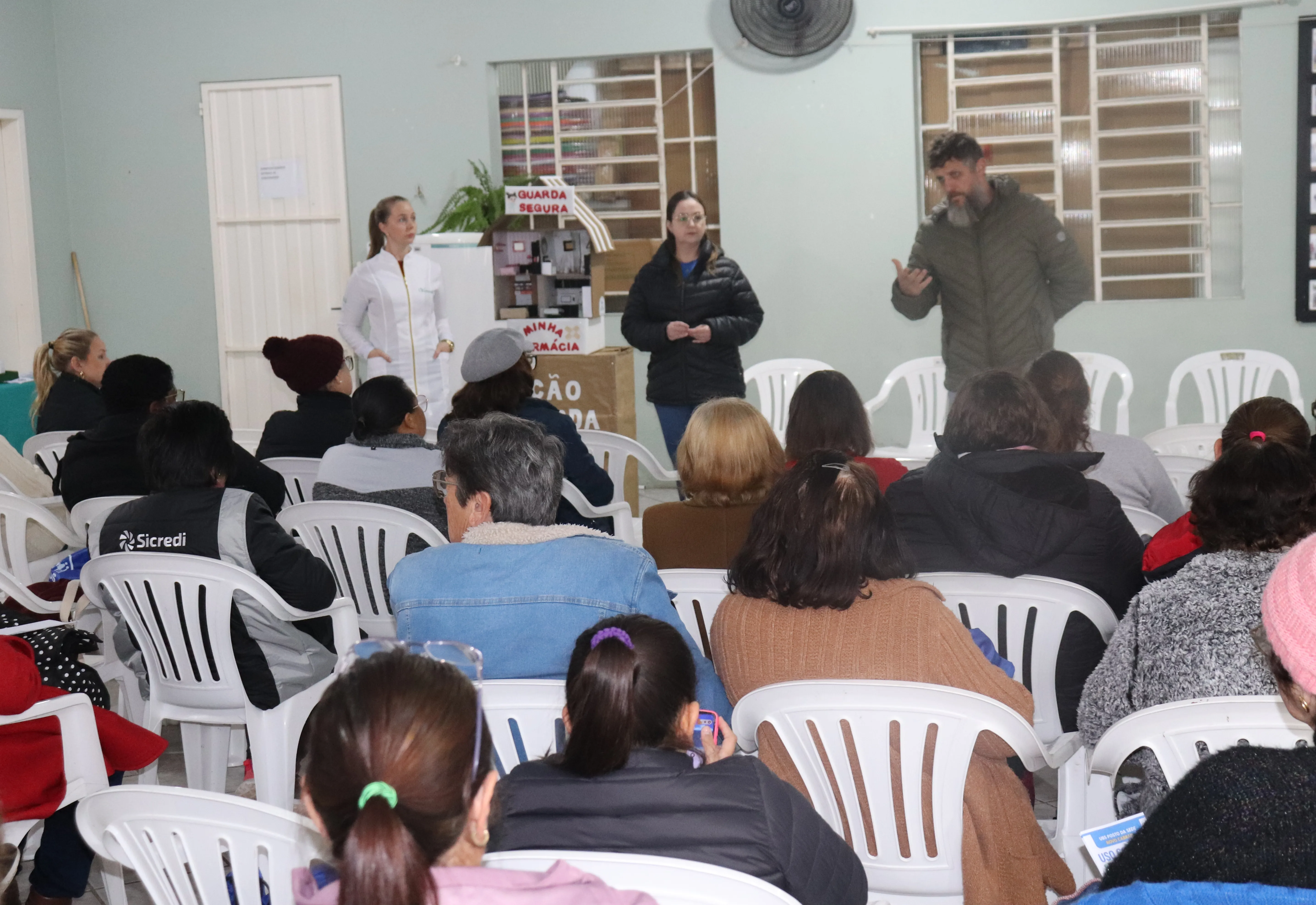 Palestra sobre uso correto de medicamentos é realizada no CRAS