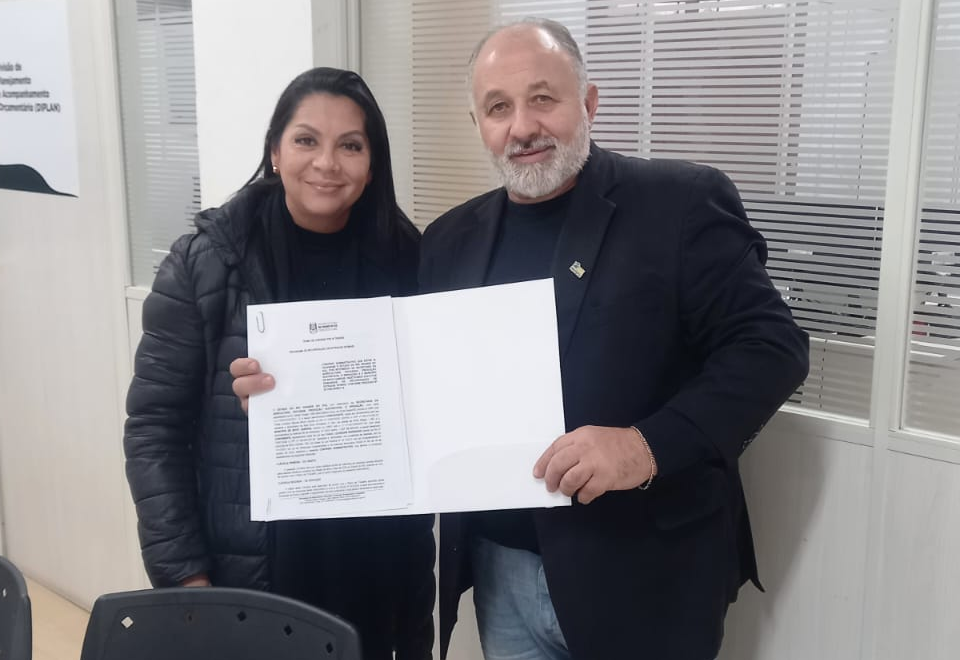 Leodegar assina convênio para melhorias na estrada do Cortado