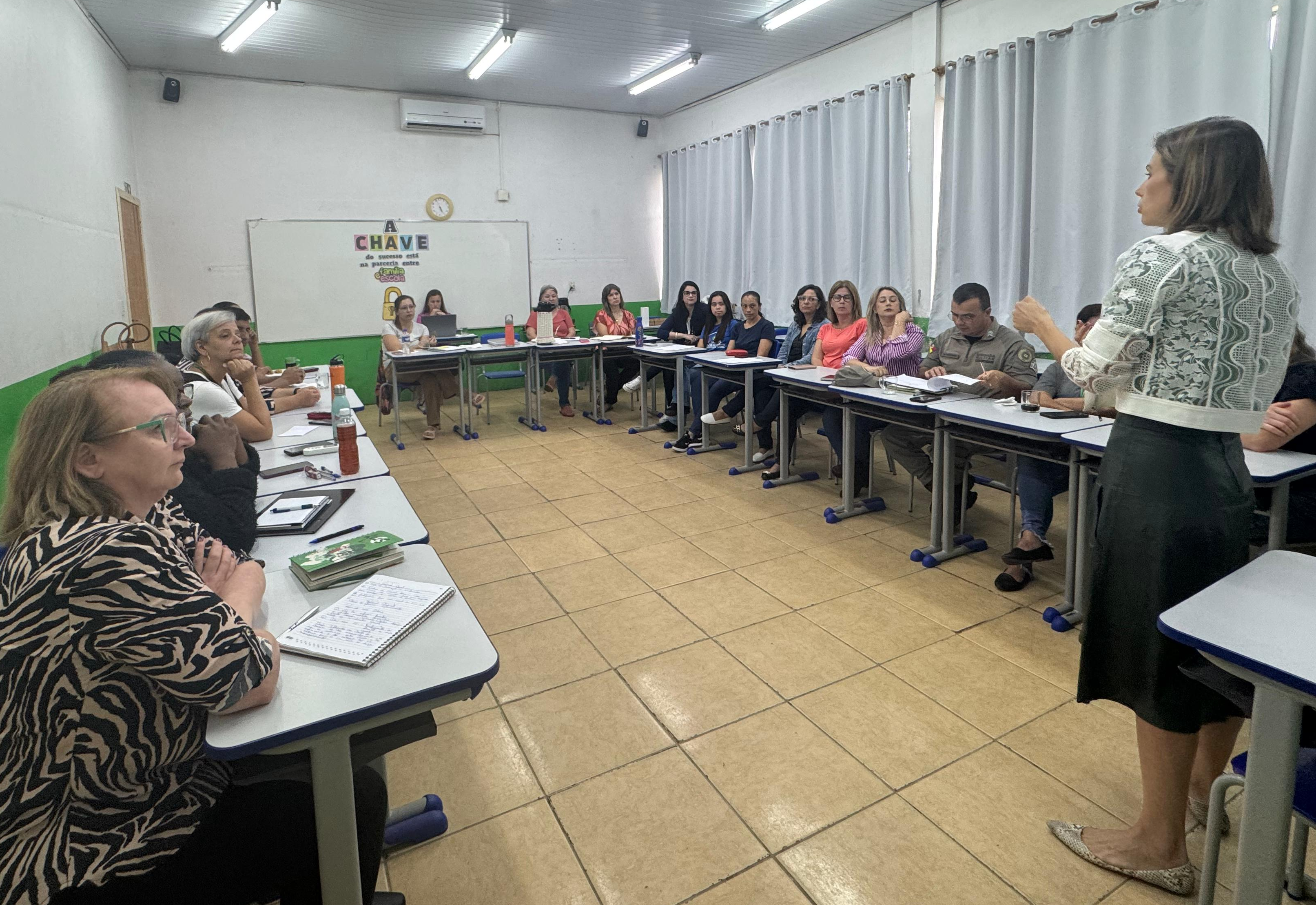A convite da Educação, promotora orienta profissionais sobre violência nas escolas