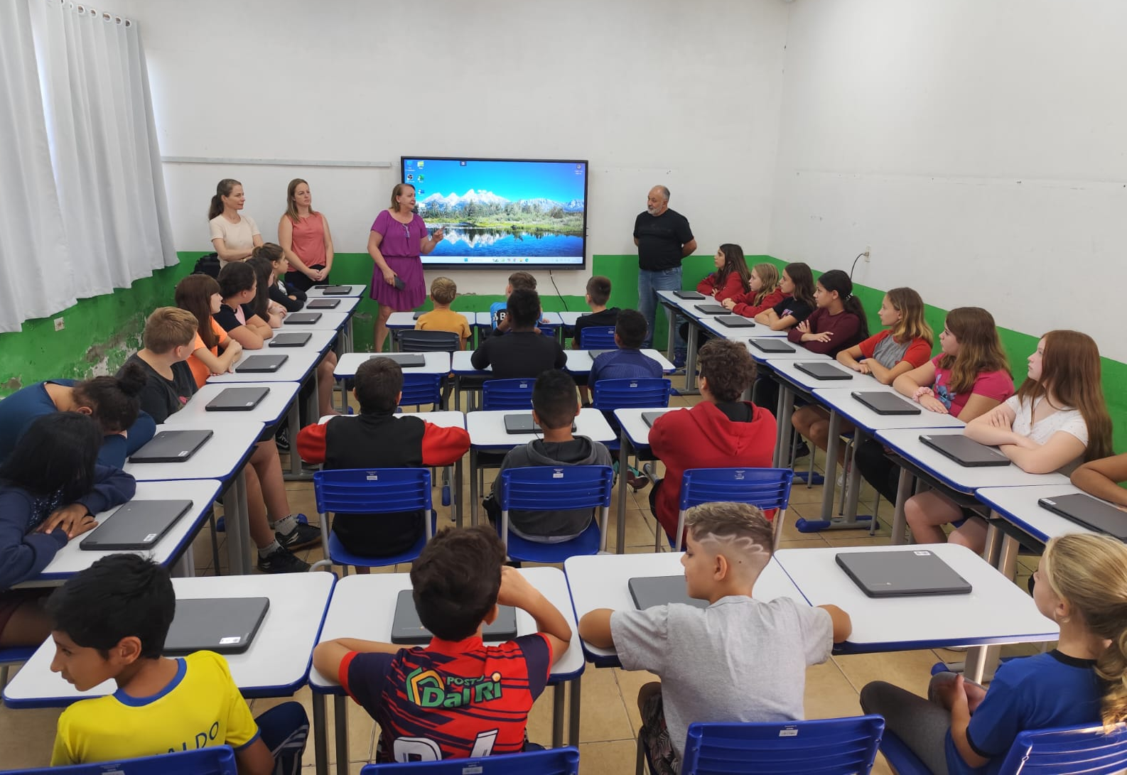 Compromisso com a Educação:  Mais de 60 Chromebooks são entregues  para Escolas de Novo Cabrais