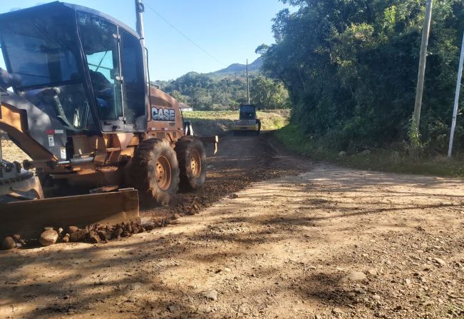 Secretaria de Obras realiza patrolamento nas estradas do interior, beneficiando as localidades de Cortado e São João