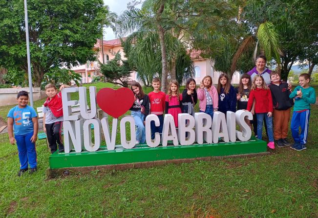 Alunos da EMEF São Roque realizam passeio educativo em Novo Cabrais