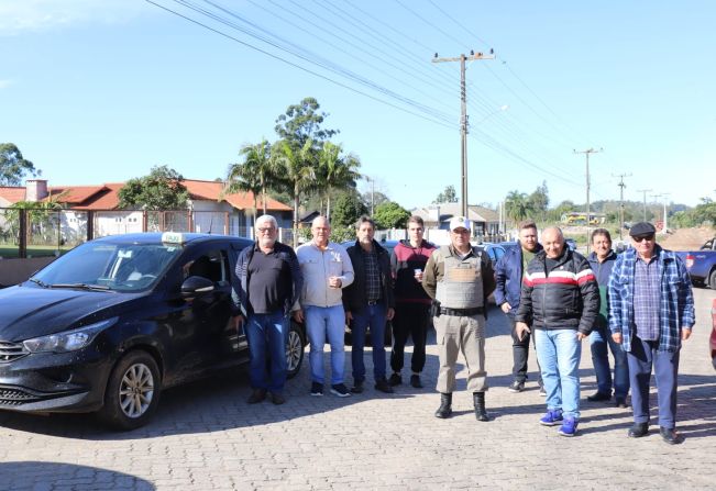 Taxistas de Novo Cabrais se reúnem com o Prefeito para cobrar fiscalização de motoristas de aplicativo irregulares (UBER)
