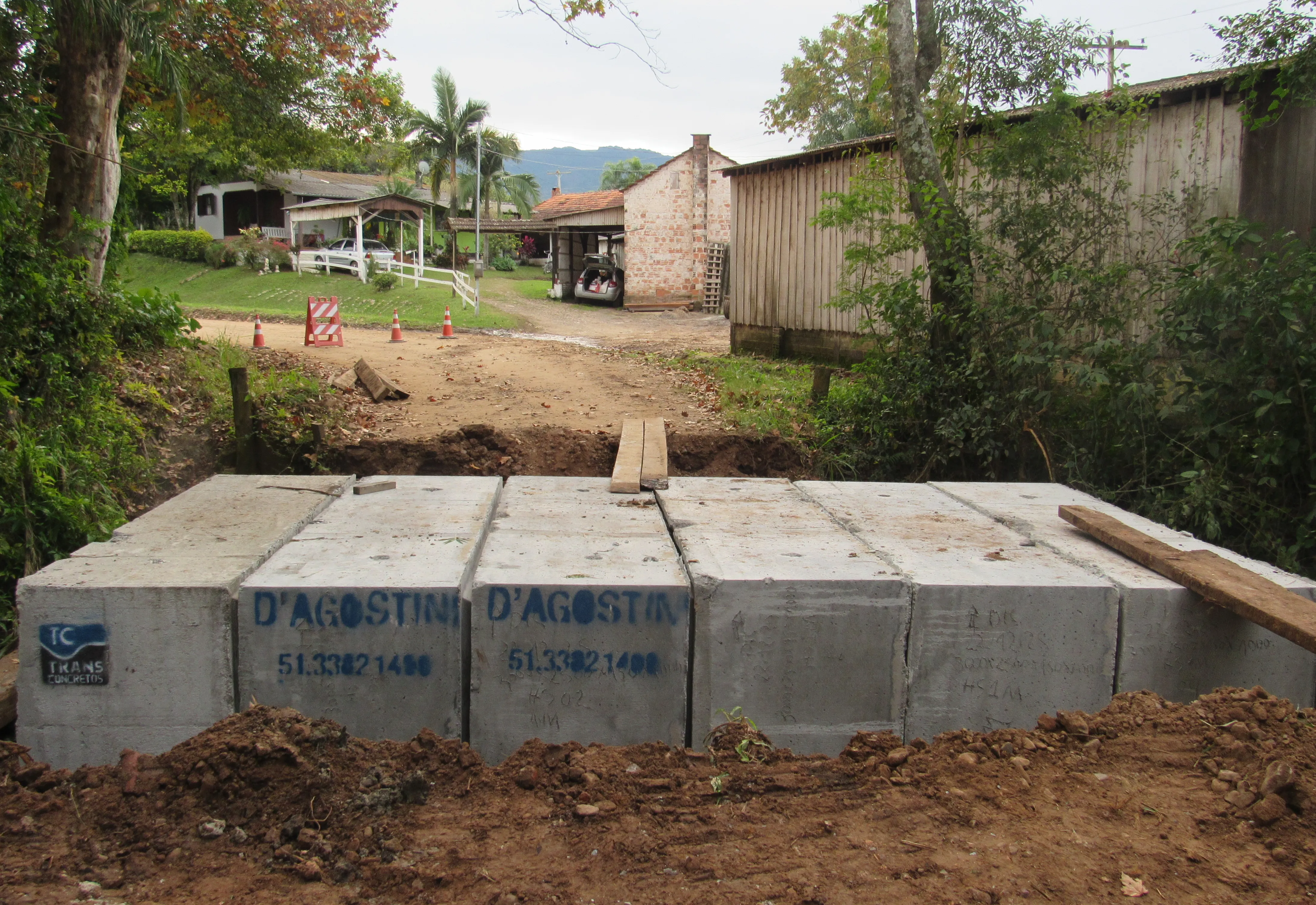 Galeria de concreto é instalada em ponte na Linha Pfeifer
