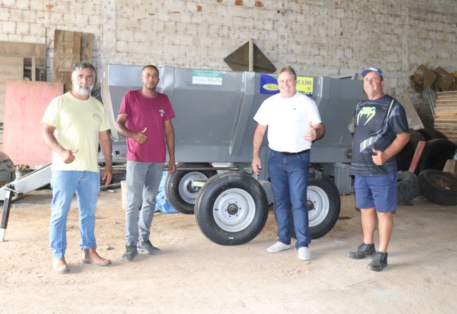 Novo Cabrais recebe novos equipamentos agrícolas