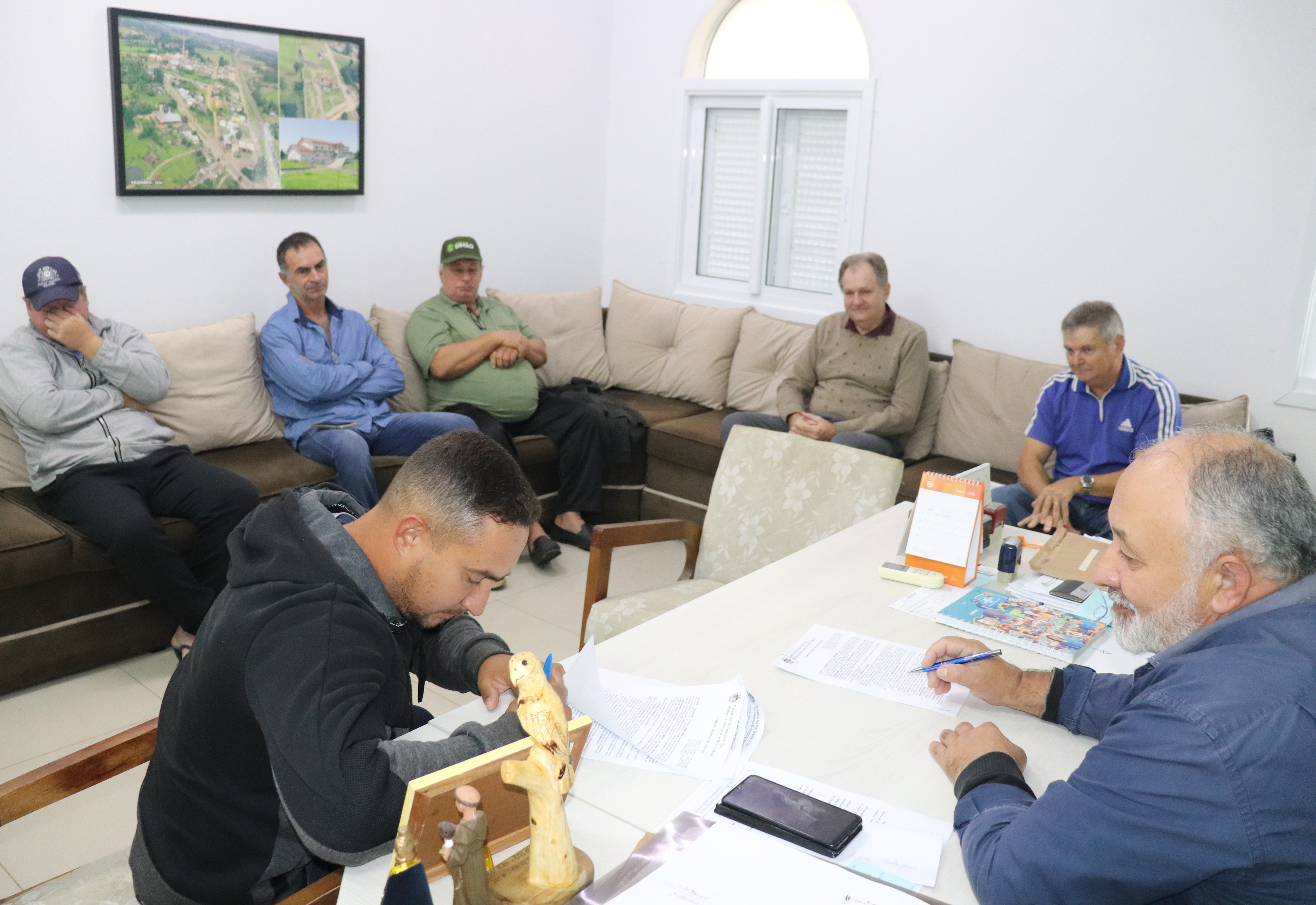 Poder Executivo assina termo de cessão de uso de equipamentos agrícolas para a Associação da Linha Pfeifer
